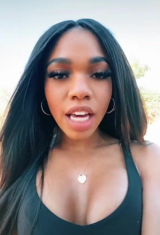 2. Sexy Teala Dunn Enseña Escote Con Top Negro