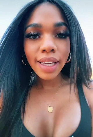 3. Sexy Teala Dunn Enseña Escote Con Top Negro