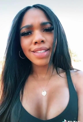 4. Sexy Teala Dunn Enseña Escote Con Top Negro