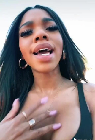 5. Sexy Teala Dunn Enseña Escote Con Top Negro