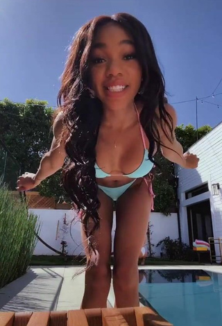 2. Teala Dunn Enseña El Culo En La Piscina