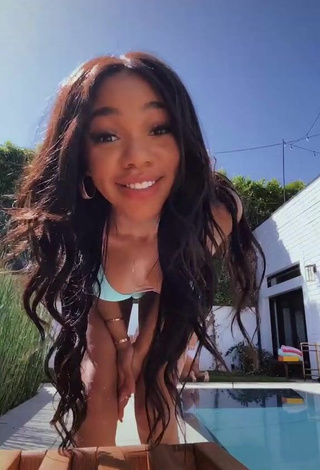 5. Teala Dunn Enseña El Culo En La Piscina