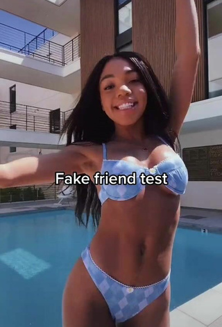 Sensual Teala Dunn enseña escote con Fascinantes Bikini Floral en la piscina