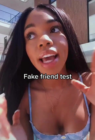 4. Sensual Teala Dunn Enseña Escote Con Fascinantes Bikini Floral En La Piscina