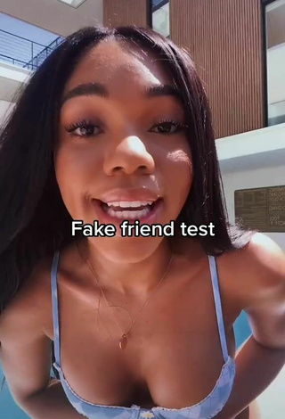 5. Sensual Teala Dunn Enseña Escote Con Fascinantes Bikini Floral En La Piscina