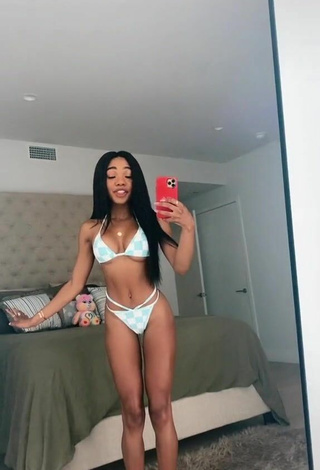 Magnética Teala Dunn enseña escote con Bikini de Cuadros