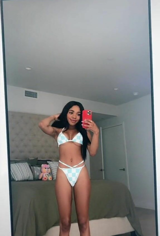 4. Magnética Teala Dunn Enseña Escote Con Bikini De Cuadros