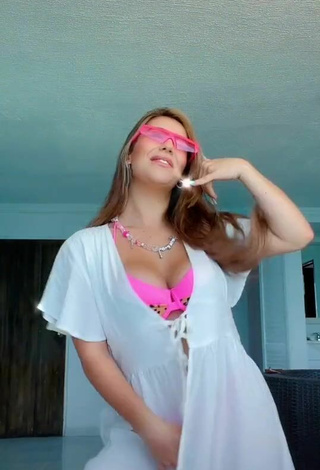 4. Caliente Valentina Gómez Enseña Escote Con Bikini Rosa Y Senos Saltarines