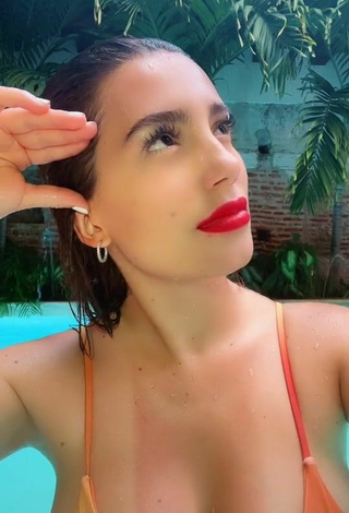 3. Sexy Valentina Gómez Enseña Escote En La Piscina