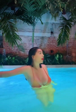 Hermosa Valentina Gómez enseña escote con Sujetador de Bikini en la piscina