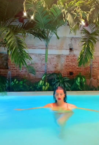 Sexy Valentina Gómez enseña escote con Bikini Naranja en la piscina