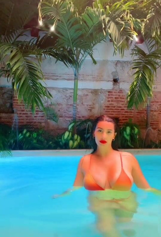 3. Sexy Valentina Gómez Enseña Escote Con Bikini Naranja En La Piscina