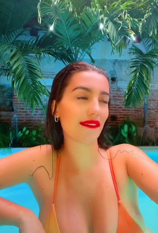 5. Sexy Valentina Gómez Enseña Escote Con Bikini Naranja En La Piscina