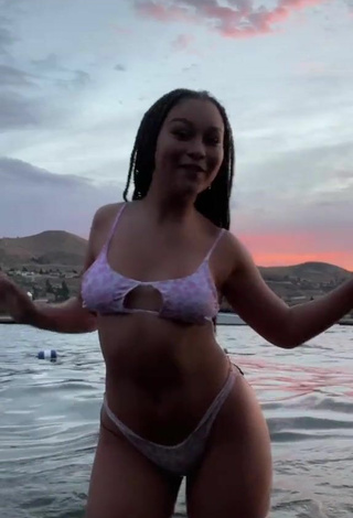 Más caliente Veondre Mitchell con Bikini en el mar