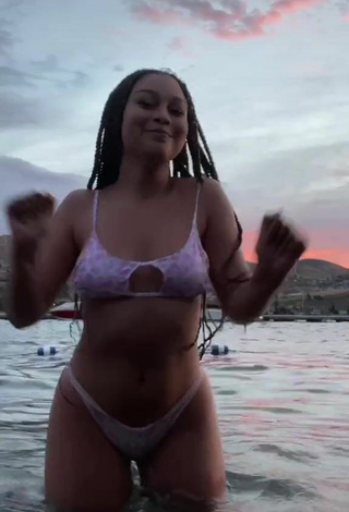 4. Más Caliente Veondre Mitchell Con Bikini En El Mar