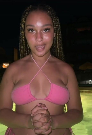 1. Hermosa Veondre Mitchell Enseña Escote Con Sujetador De Bikini En La Piscina