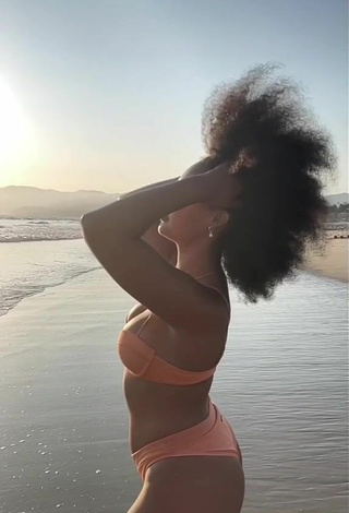 Sexy Veondre Mitchell enseña escote con Bikini Melocotón en la playa