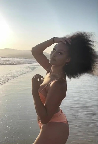 2. Sexy Veondre Mitchell Enseña Escote Con Bikini Melocotón En La Playa