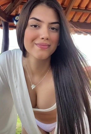 Bonita Victtoria Medeiros enseña escote con Bikini Blanco y Tetas Saltarinas