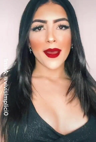 Sexy Vivi enseña escote con Top Corto Negro