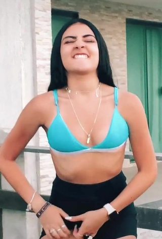 Sexy Vivi enseña escote con Sujetador de Bikini