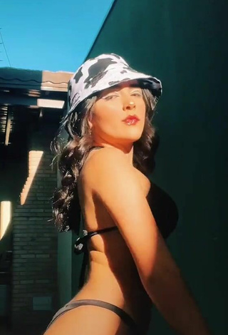 4. Sexy Vivi Enseña El Culo