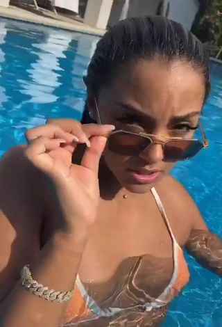 Sexy Wejdene con Bikini Melocotón en la piscina