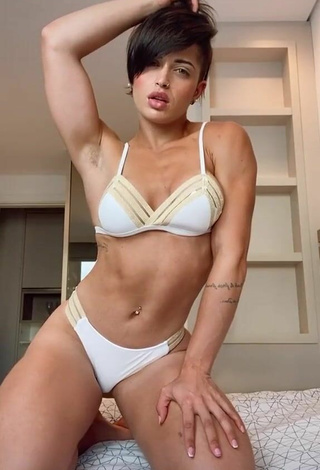 Yanne enseña escote con Apasionantes Bikini Blanco