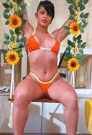 Magnética Yanne con Bikini Naranja