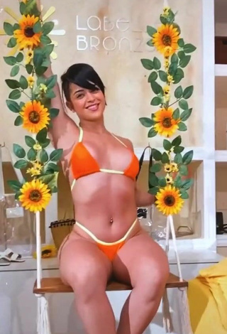 5. Magnética Yanne Con Bikini Naranja