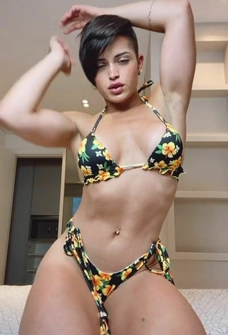 Caliente Yanne enseña escote con Bikini Floral