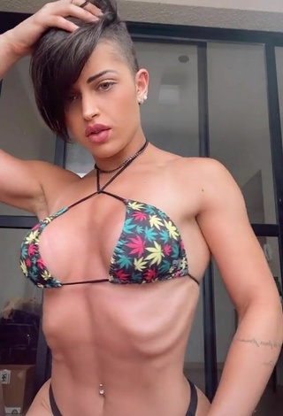 2. Atractiva Yanne Enseña Escote Con Provocativos Bikini