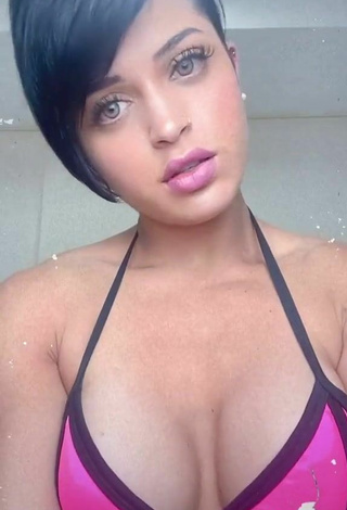 5. Más Caliente Yanne Enseña Escote Con Bikini Rosa