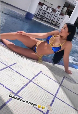 Sexy Yeimmy con Bikini Azul en la piscina