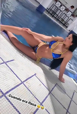 2. Sexy Yeimmy Con Bikini Azul En La Piscina