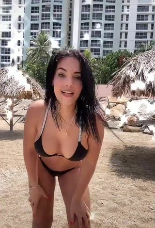 Caliente Yeimmy enseña escote con Bikini Negro en la playa