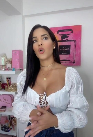 Guapísima Yeimmy enseña escote con Atractivos Top Corto Blanco