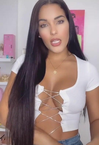 Sexy Yeimmy enseña escote con Top Corto Blanco