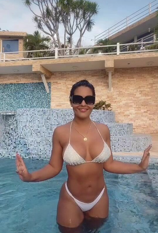 3. Atractiva Yeimmy Con Provocativos Bikini Blanco En La Piscina