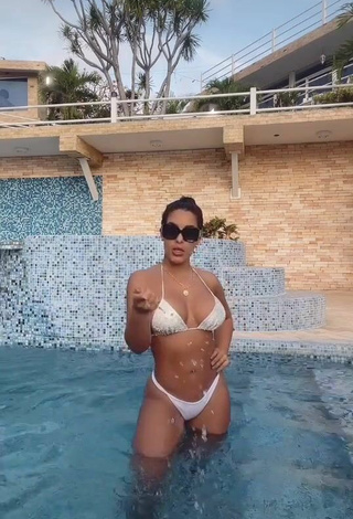 Más caliente Yeimmy enseña escote con Bikini Blanco en la piscina