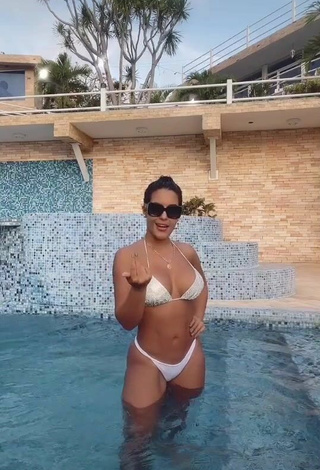 2. Más Caliente Yeimmy Enseña Escote Con Bikini Blanco En La Piscina