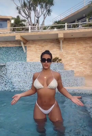 3. Más Caliente Yeimmy Enseña Escote Con Bikini Blanco En La Piscina