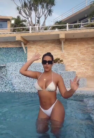 4. Más Caliente Yeimmy Enseña Escote Con Bikini Blanco En La Piscina