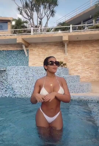 5. Más Caliente Yeimmy Enseña Escote Con Bikini Blanco En La Piscina