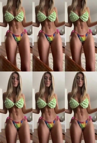 2. Atractiva Giuliana Cagna Enseña Escote Con Provocativos Sujetador De Bikini