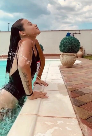 Sexy Zoe Massenti con Traje de Baño Negro en la piscina