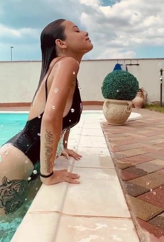 2. Sexy Zoe Massenti Con Traje De Baño Negro En La Piscina