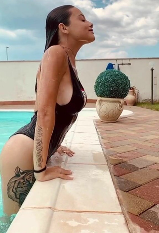 3. Sexy Zoe Massenti Con Traje De Baño Negro En La Piscina