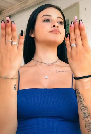 Sexy Zoe Massenti con Top Corto Azul y Tetas Saltarinas