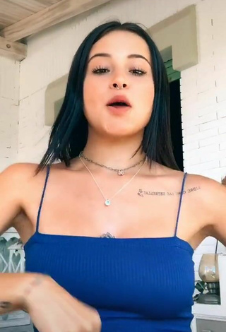 4. Sexy Zoe Massenti Con Top Corto Azul Y Tetas Saltarinas